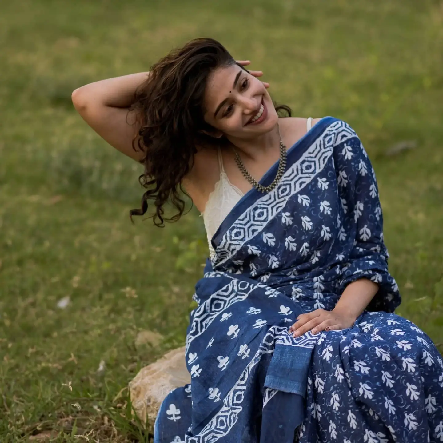 SOUTH INDIAN GIRL ANJANA JAYAPRAKASH IN TRADITIONAL BLUE SAREE 12